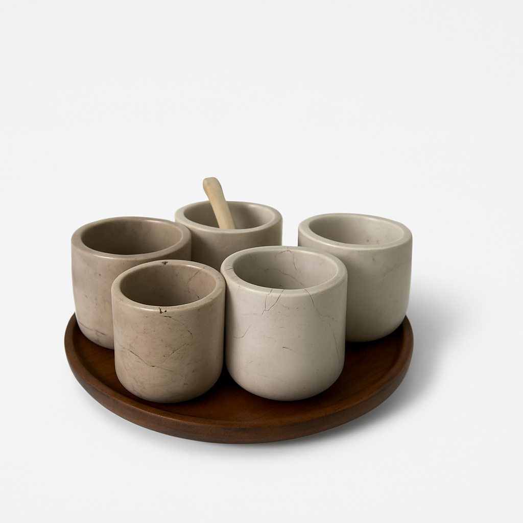 Set de recipientes de mármol sobre base de madera